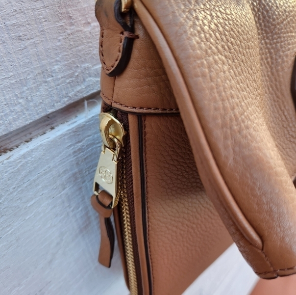 Tory BurchWomen's Brown Robinson Pebbled Fold-Over Messenger - Picture 5 of 14